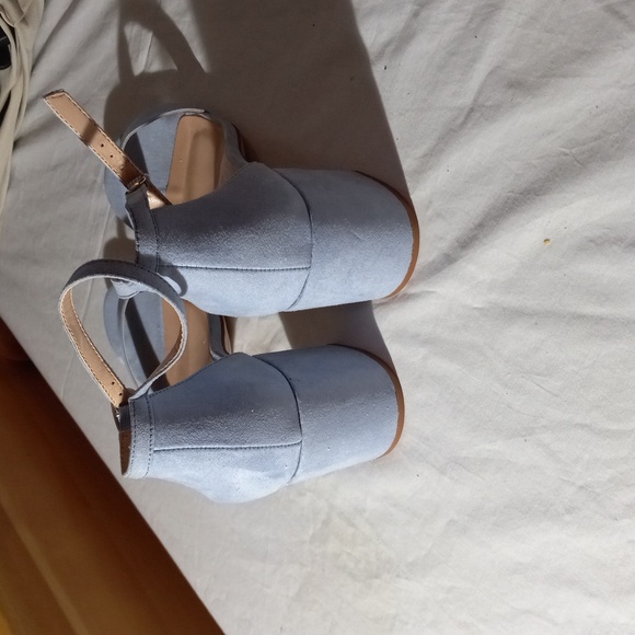 a.n.d.e.a.w.y....Great blue heeled dress/casual sandal, size 11 - Picture 3 of 5